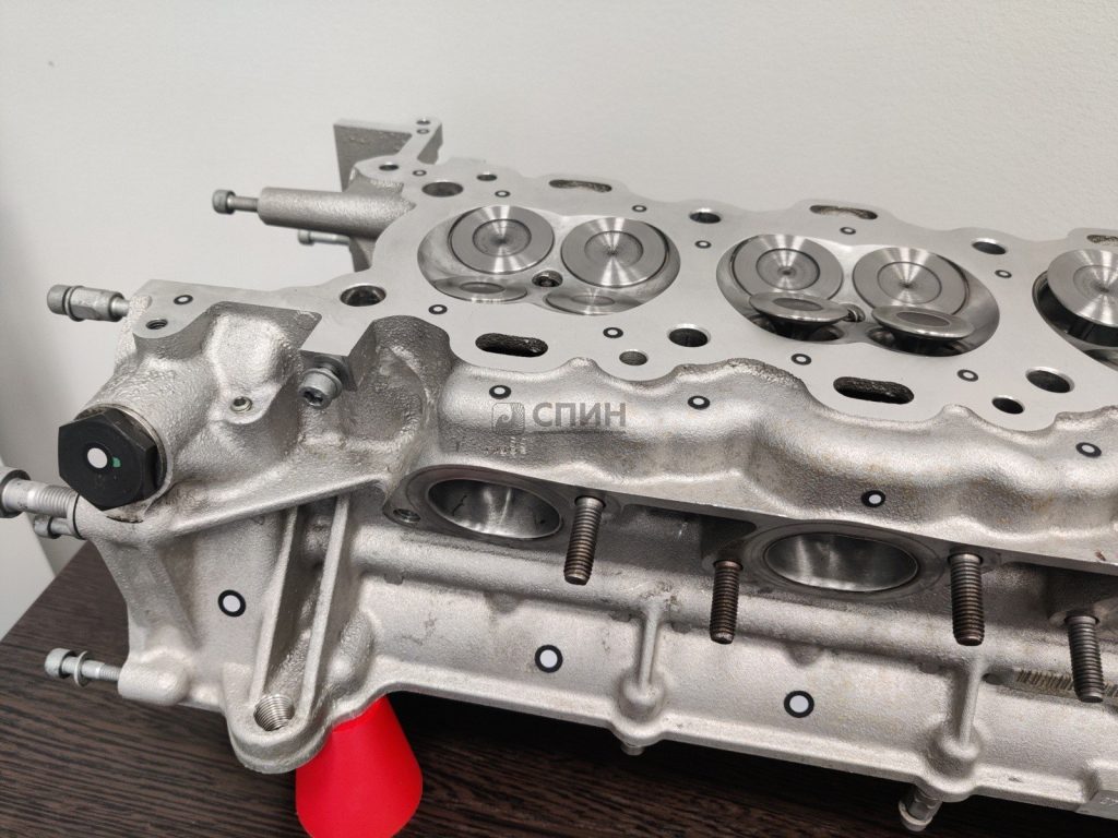 Боковая сторона головки блока цилиндров Ferrari