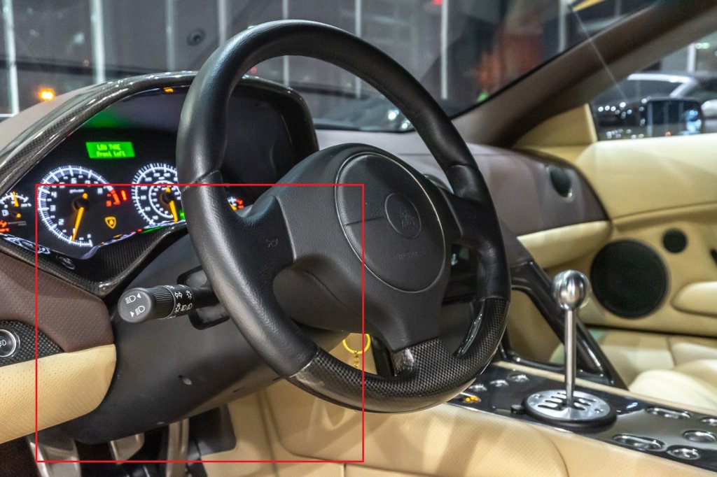 Салон Lamborghini Murcielago: кожух рулевой колонки отмечен рамкой