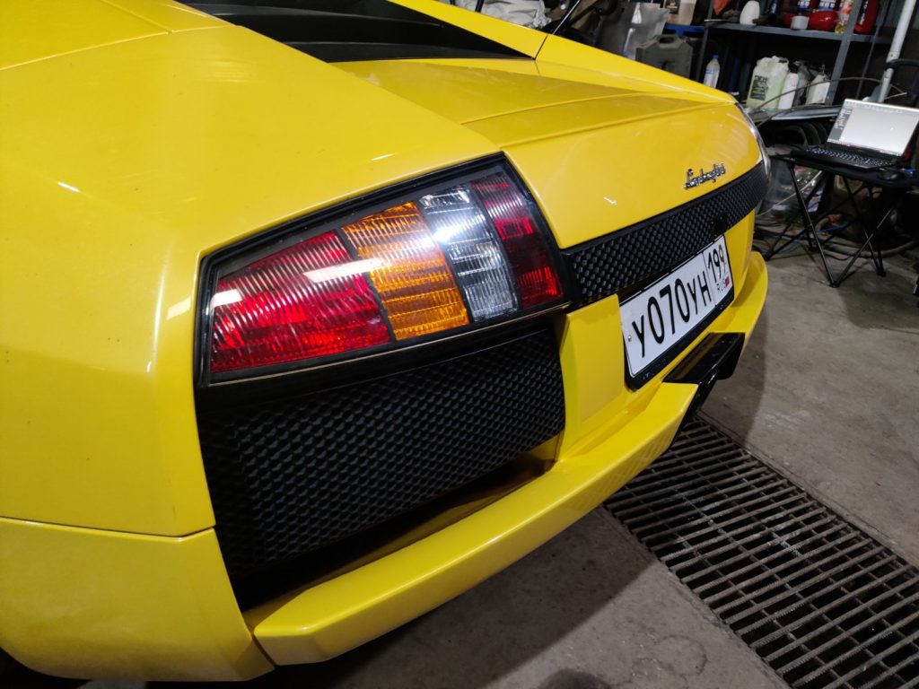 Задняя часть Lamborghini Murcielago с решёткой