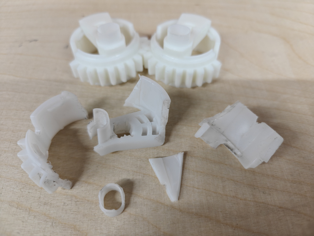 Обломки пластиковой детали, подготовленные к 3D-сканированию